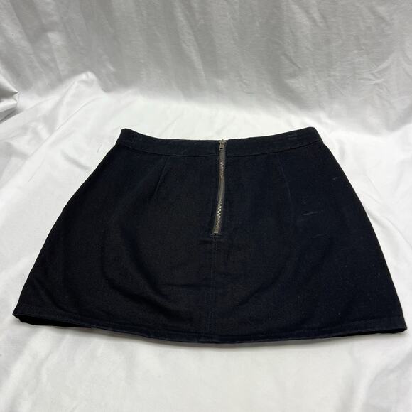 LIONESS Lola Black Denim Mini Skirt NWT Women's Size 6 Front Slit - Picture 3 of 8